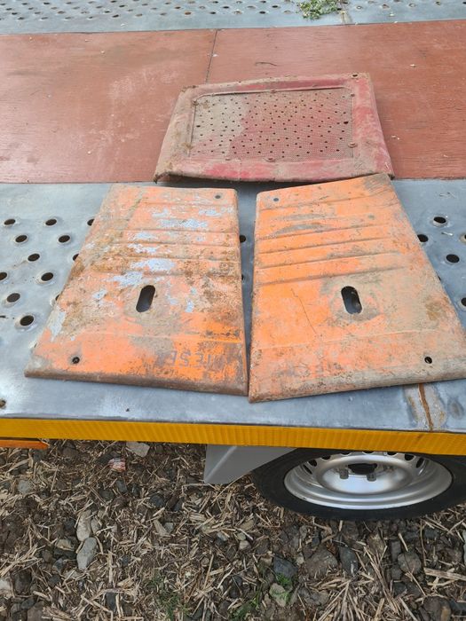 Vând set capote pt Tractor UTB 650