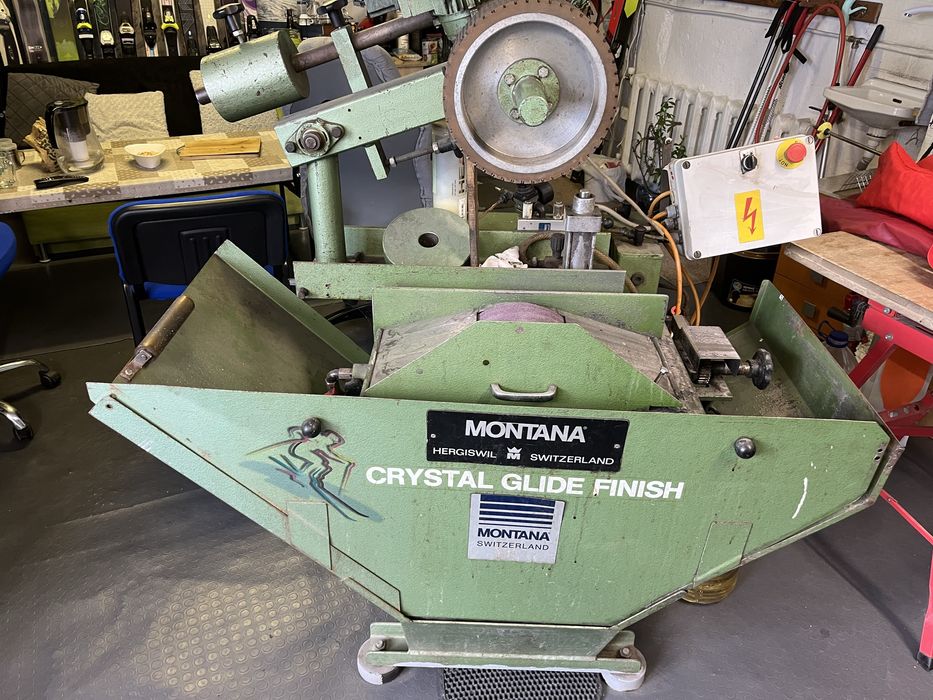 Продавам машина за структора на ски  Montana.Рабони перфектно  ,зашранването е на трифазен ток.