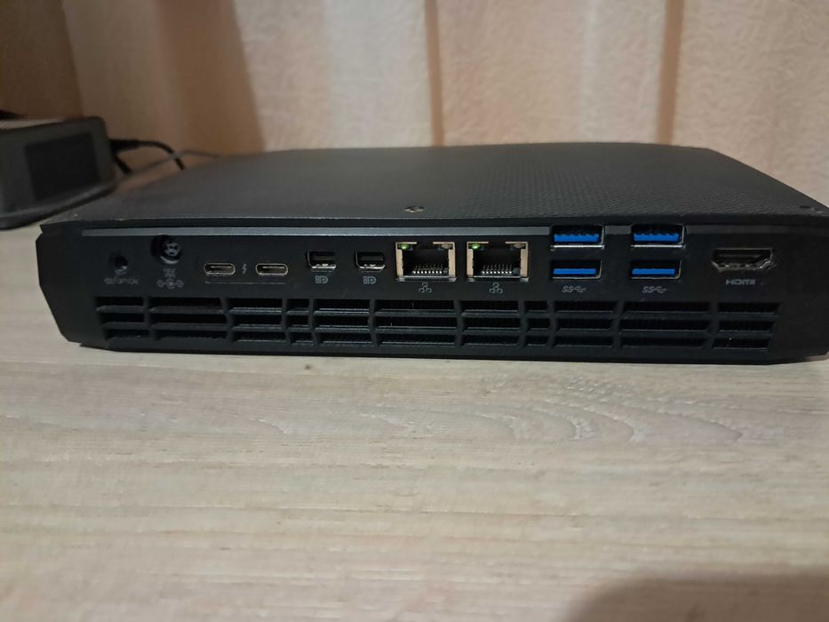 Мини компютър Intel hades canyon nuc8i7hvk