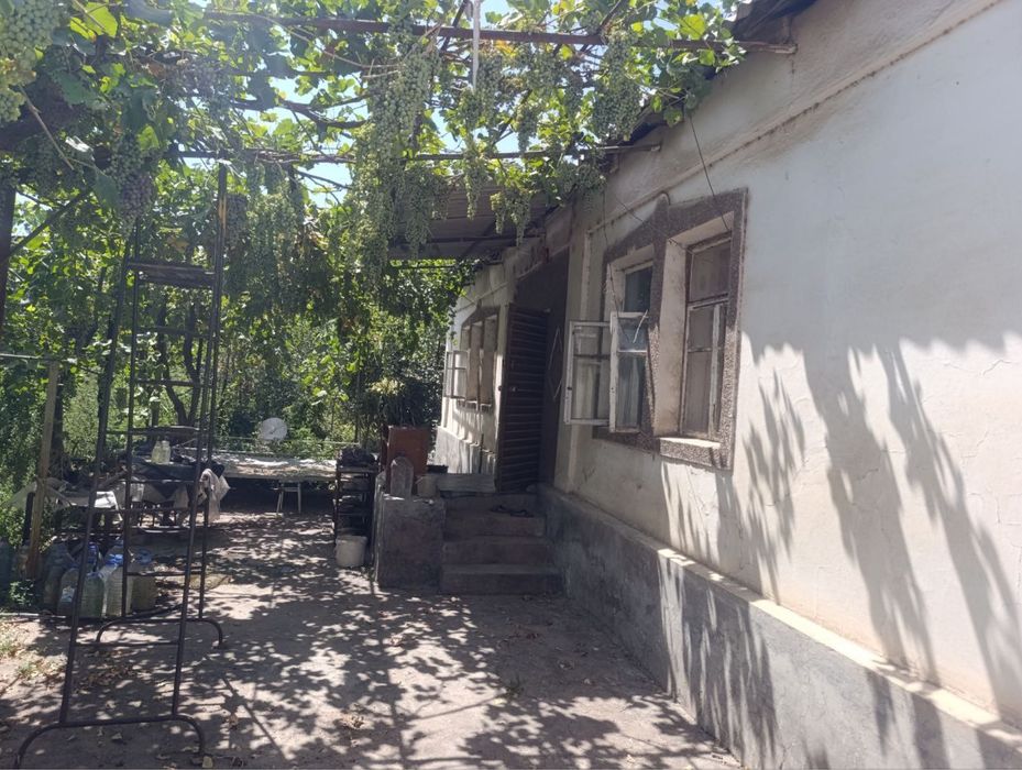 Продаётся под слом угловой,квадратный участок 8 соток. Тойтепа