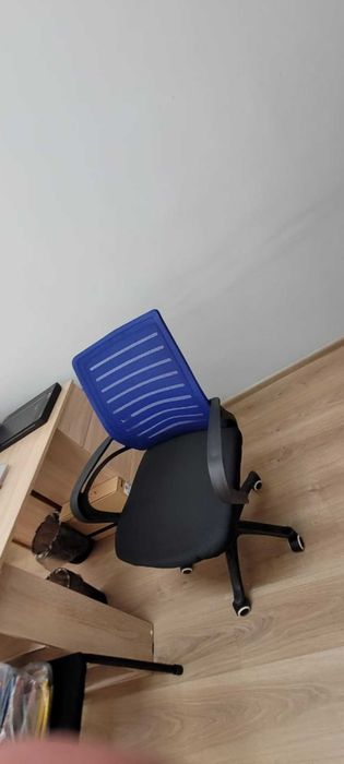 Продам шкаф,  столы и стулья