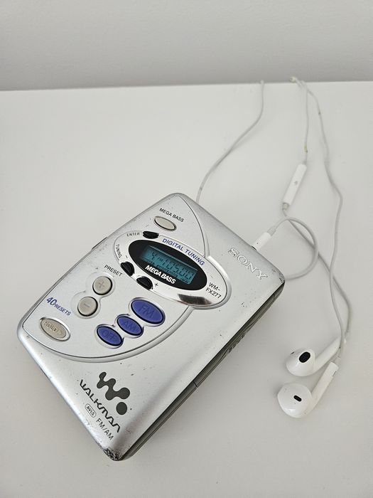 Sony WM‑FX277 + EarPods (ретро Walkman)