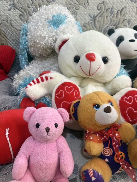 Игрушки и кукла, которую надо одевать