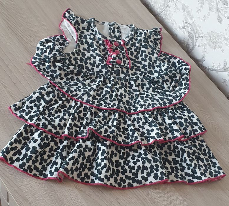 Вещи для девочки платья, кофты.