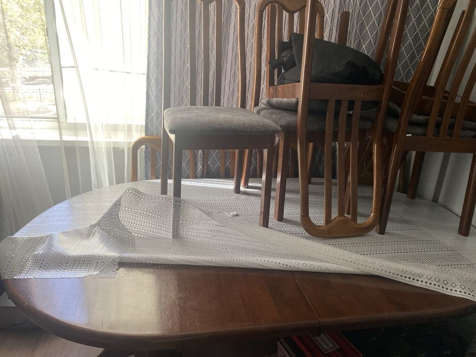 Овальный стол со стульями