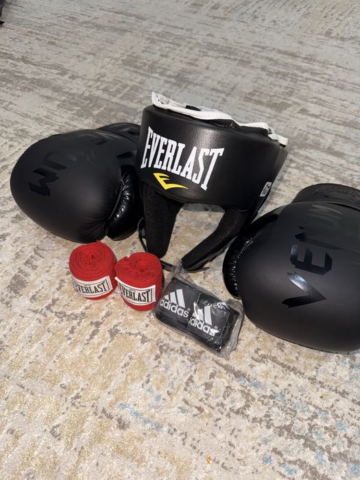 Боксерский перчатка,шлем и бинты