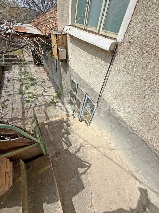 Продава автентична селска къща с кладенец в с. Памукчии, общ. Нови пазар (обл. Шумен).