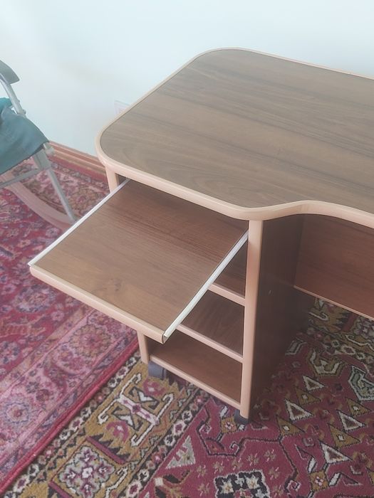 Стол маникюрныйй