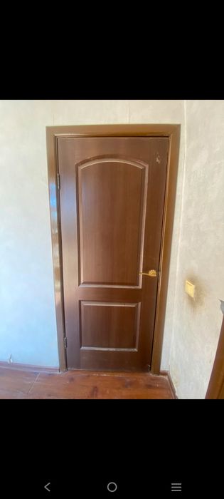 Б.у деревянный дверий  5000 одна дверий