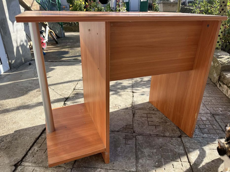 Компактно компютърно бюро с изтеглящ се плот