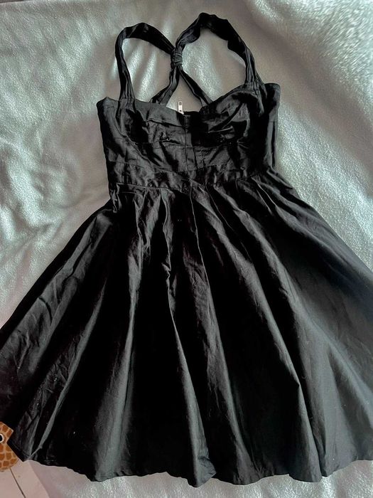 много дамски рокли обличани по 1 път