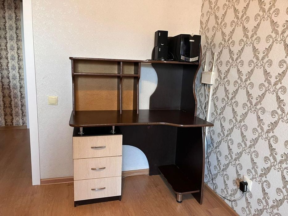 Продам стол компьютерный