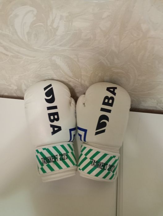 Продам перчатку 10 oz новыи липучка крепки не ваниають 10/10 состаяние