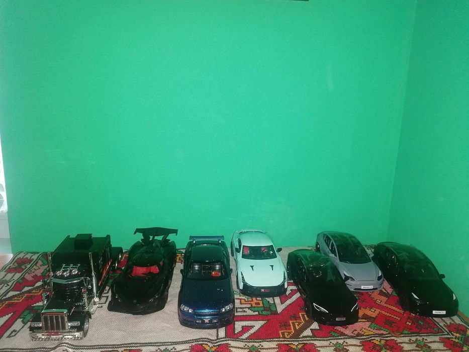 Метални колички с отварящи се врати, работещи фарове и звук от двигате