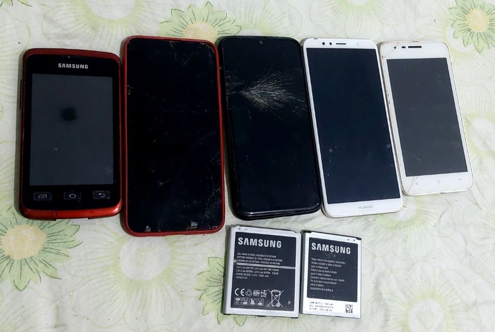 Telefoane stricate pentru piese! 100 de lei toate!