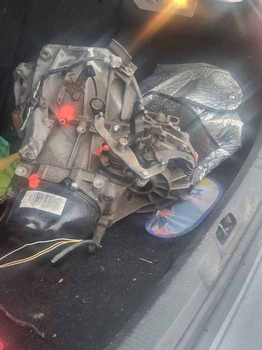 Скоростна кутия за Дачия Сандеро 1.2  2014. Кутията  е с помпа.