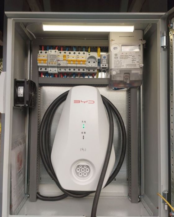 Установка зарядный устройства для электромобиль. И Солнечная панель