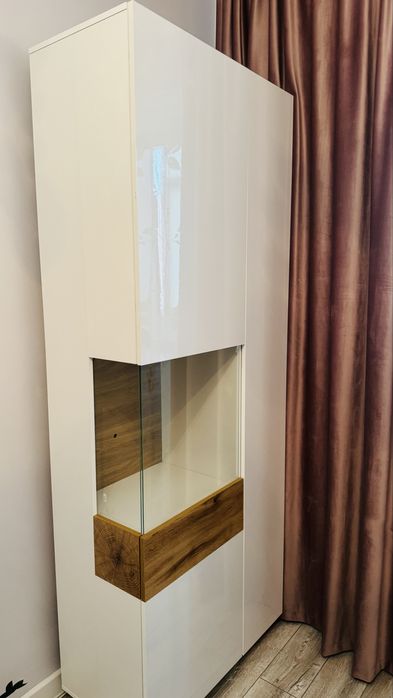 Шкаф-витрина для посуды