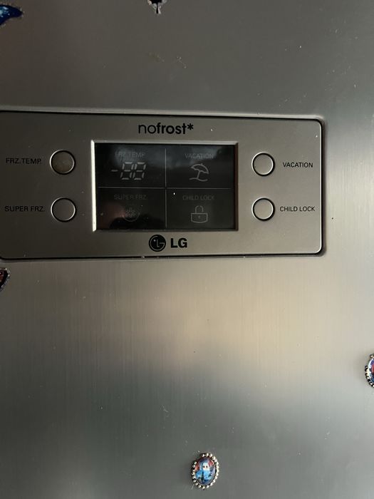 Хладилник с фризер и диспенсър No Frost