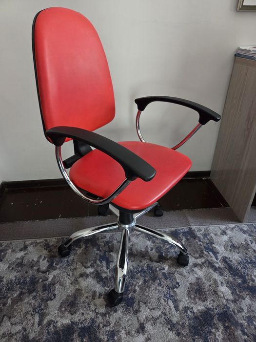 Кресло компьютерное, хорошее состояние.