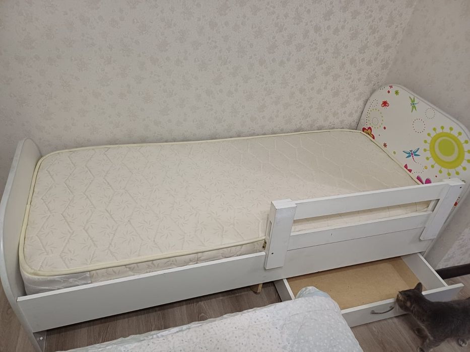 Кровать детская с полочками