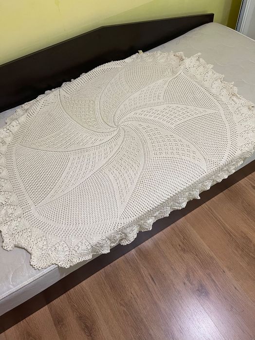 Претена покривка за маса 130 см