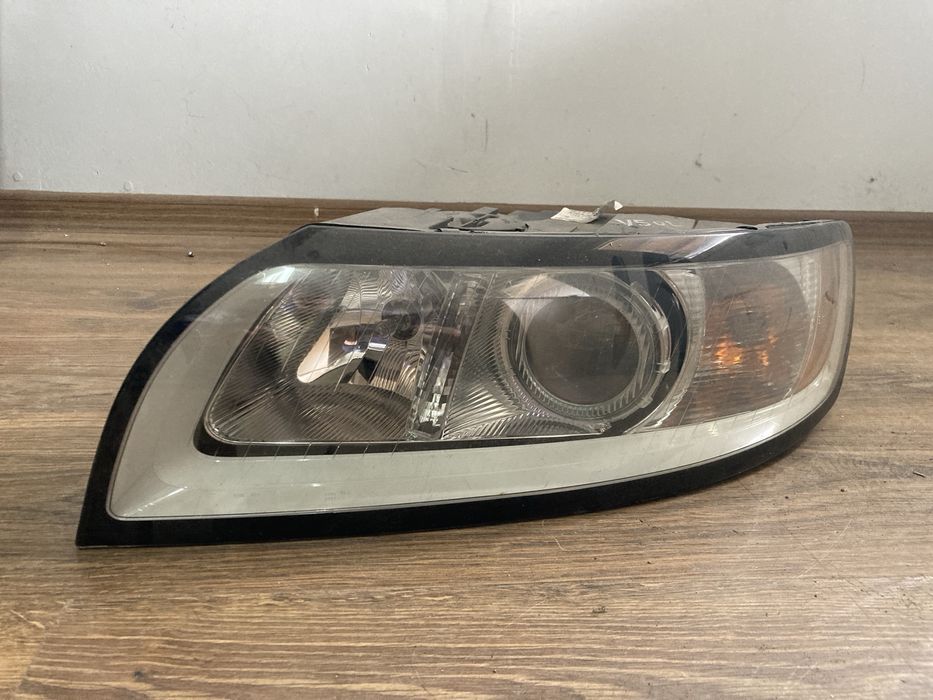 Ляв фар за Volvo V50 / Волво В50 2011г