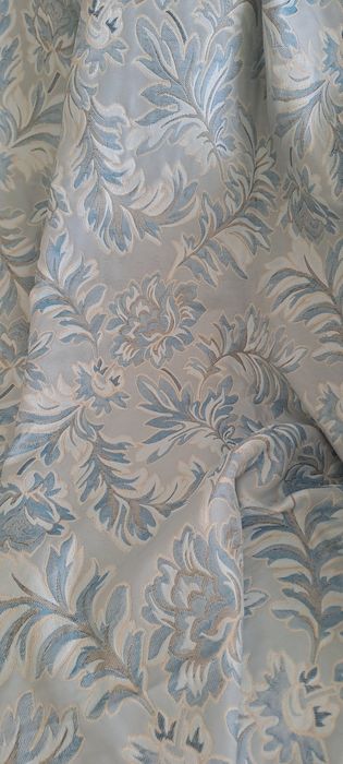 Draperie bleu nouă, băncuță hol, covorașe bej, raft bibliotecă