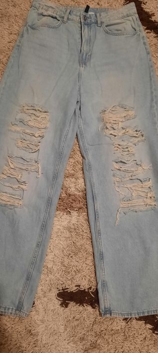 Blugi rupți și evazați H&M