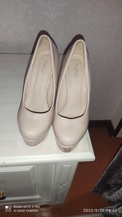 Koʻylak va oyoq kiyim sotiladi.