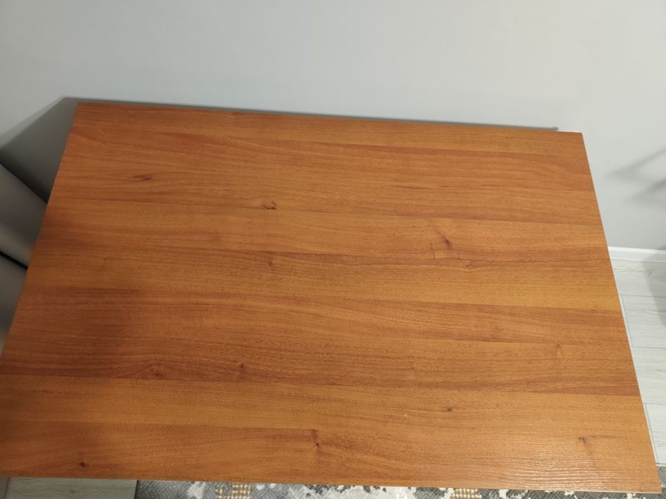 Продаётся обеденный стол