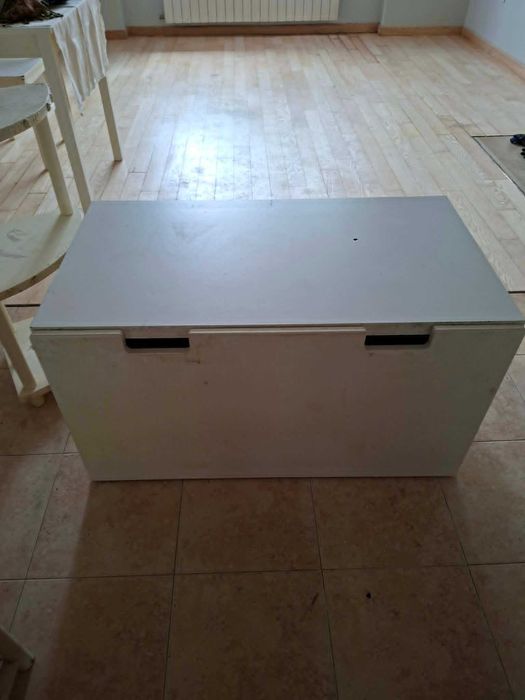 Няколко бели шкафа, бяла маса на колела, и два гардероба