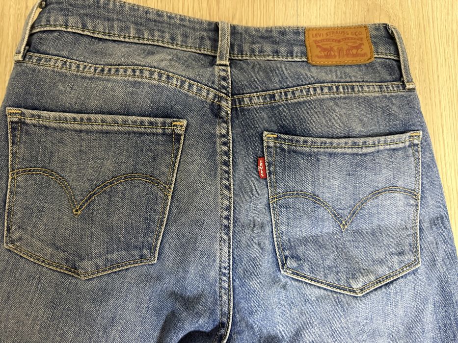 Продам джинсы женские Levis
