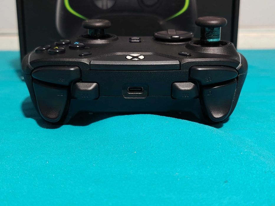 RAZER Wolverine V2 Chroma controller Xbox si PC cu cutie