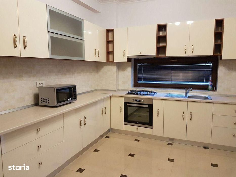 Casa individuala cu 5 camere, demisol cu garaj.