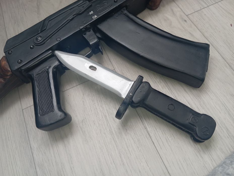 Продам игрушечный АК-74 из дерева