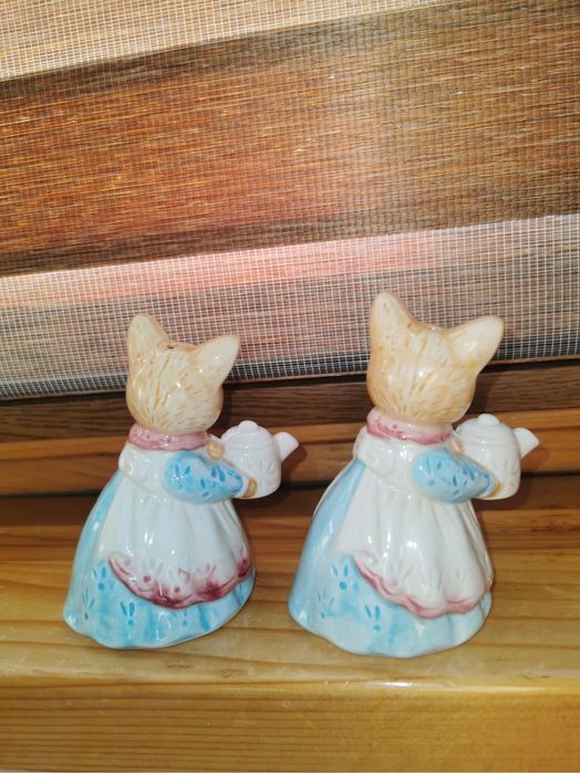 Комплект керамични порцеланови солница и пиперник във формата зайчета