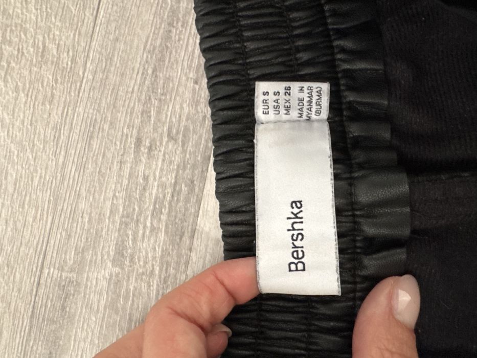 кожен черен панталон