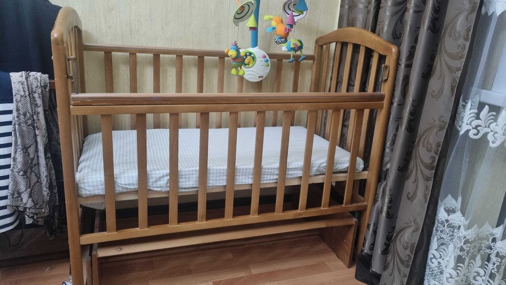 Детская кровать с маятником