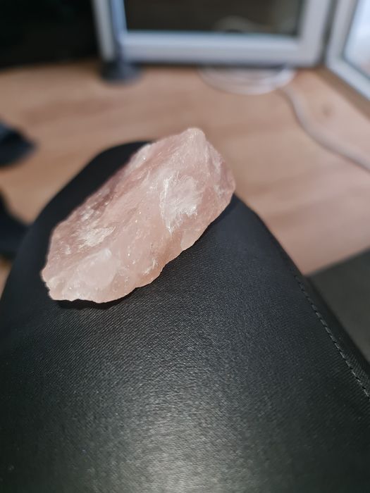 Скъпоценни и полускъпоценни камъчета.