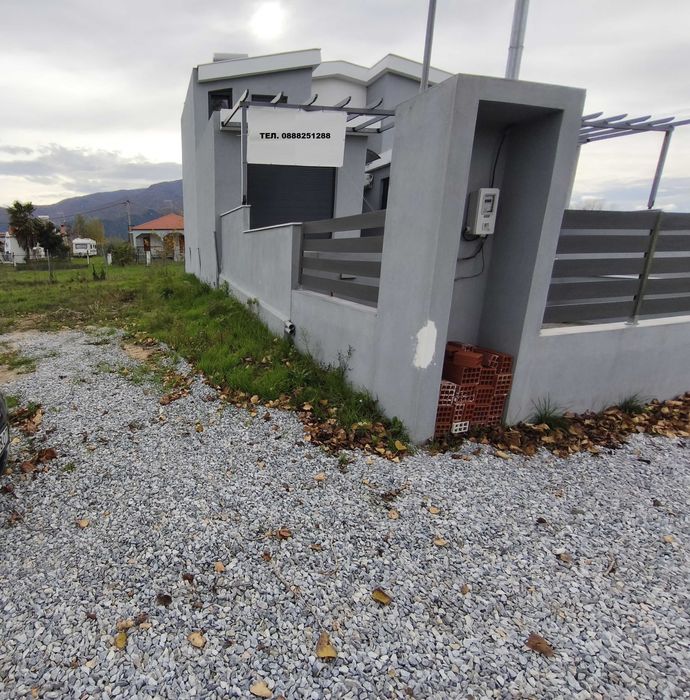 Продава нова къща 58м2 с басейн и двор 120 м2 в Паралия Врасна, Гърция