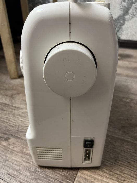 Продаю швейную машину