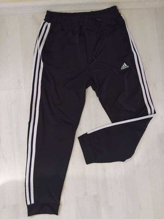 Pantaloni Nike si Adidas