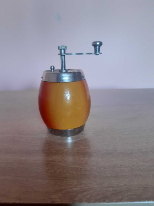 Мелничка за черен пипер Бг производство "Родина"