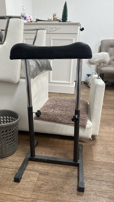 Стулья и педикюрная подсткавка