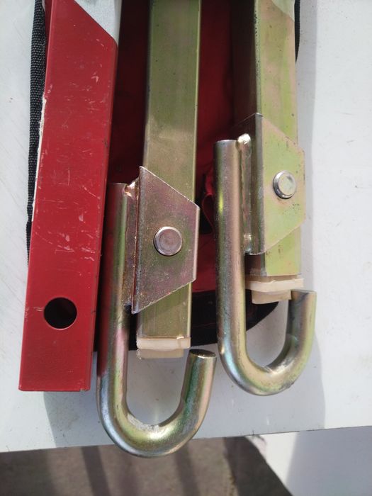 Разглобяем твърд теглич, твърда връзка във формата на квадрат.
Неразли