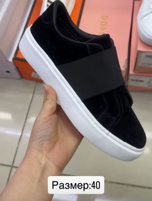 Продам женские кросы