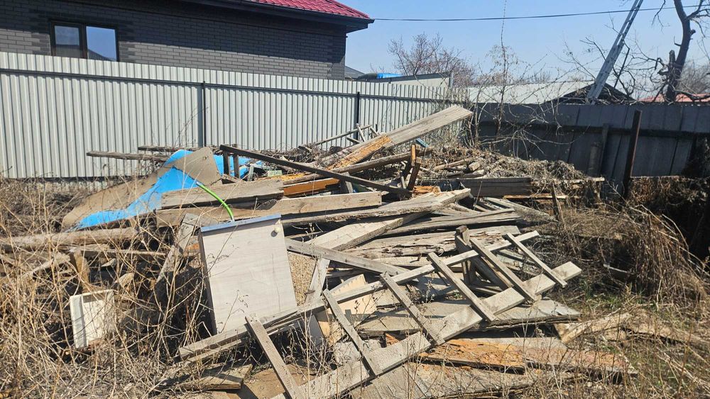 Дрова доски после сноса дома