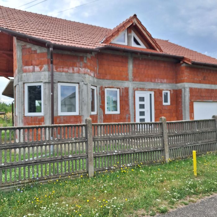 Vînd casă în roșu și casa veche