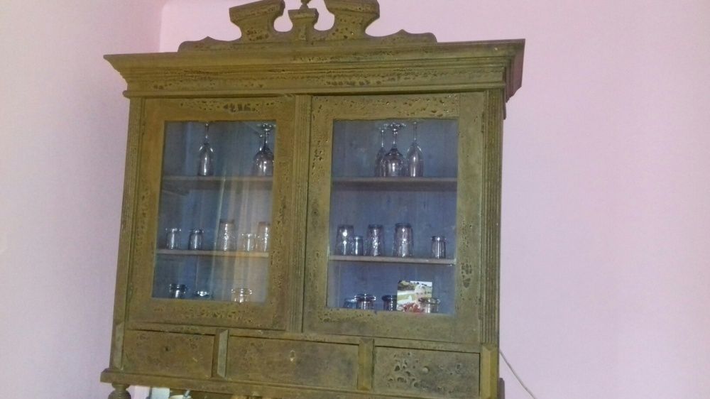 Mobila veche din lemn